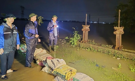Lũ sông Cầu dâng cao, xã Hợp Thịnh khẩn cấp di dời người dân trong đêm