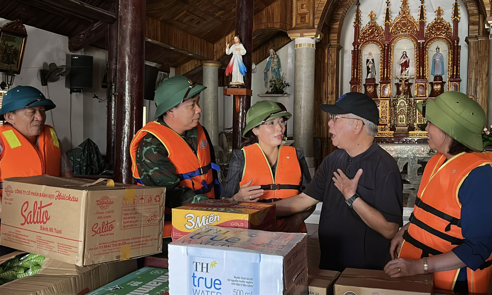  Phó Bí thư Thường trực Tỉnh uỷ Nguyễn Thị Hương thăm, tặng quà bà con vùng lũ xã Tiên Lục và Mỹ Thái