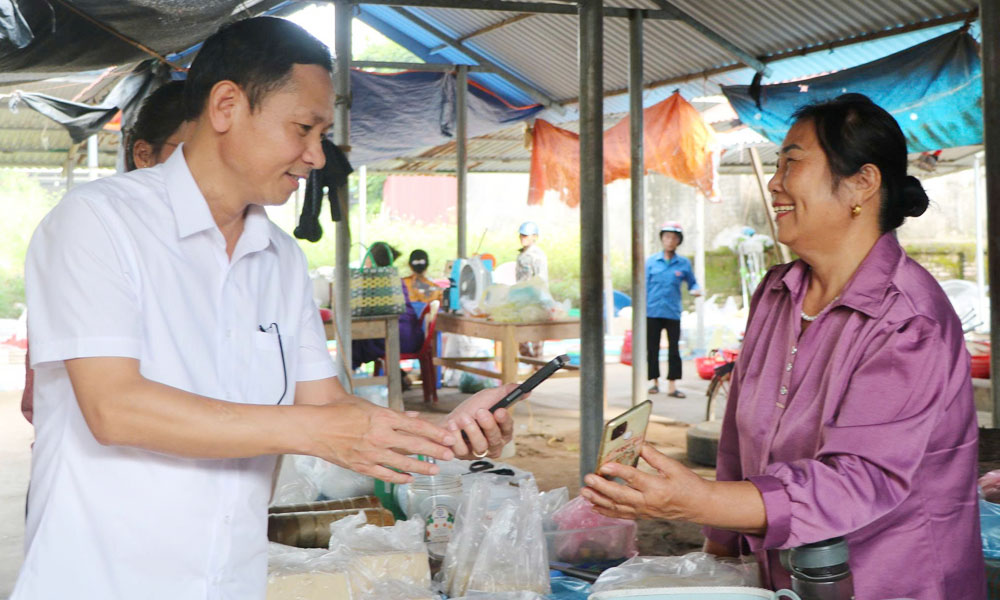  Xã Tuấn Đạo tổ chức “Phiên chợ số - Đồng hành với người dân vùng lũ"