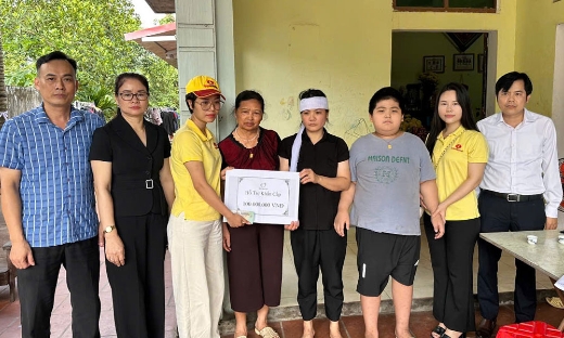  Quỹ Thiện Tâm (Tập đoàn Vingroup) hỗ trợ thân nhân đồng chí Đoàn Văn Mạnh 100 triệu đồng