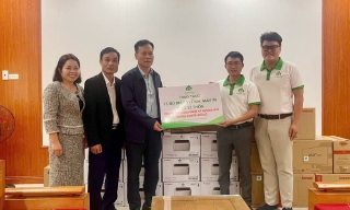 Tặng máy vi tính phục vụ công tác chuyển đổi số ở cơ sở tại xã Dương Hưu