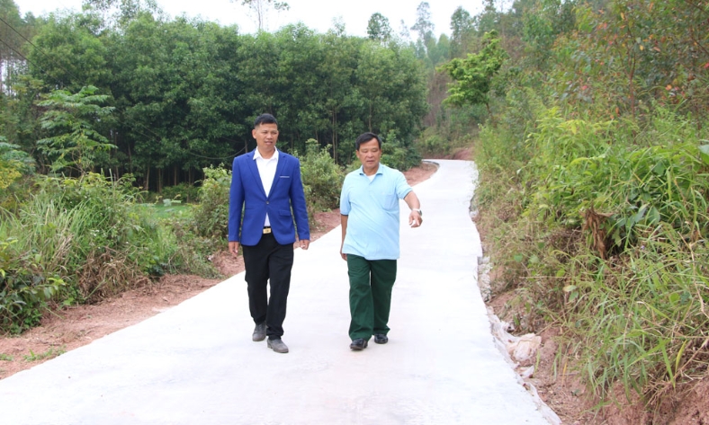  Đồng bào dân tộc thiểu số xã Kép chung sức xây dựng nông thôn mới