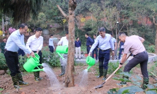 Trưởng Ban Tổ chức Tỉnh ủy Vũ Minh Hiếu dự Tết trồng cây tại xã Nghĩa Phương