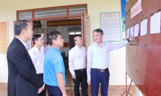  Trưởng Ban Tổ chức Tỉnh ủy Vũ Minh Hiếu kiểm tra công tác chuẩn bị bầu cử tại xã Nghĩa Phương