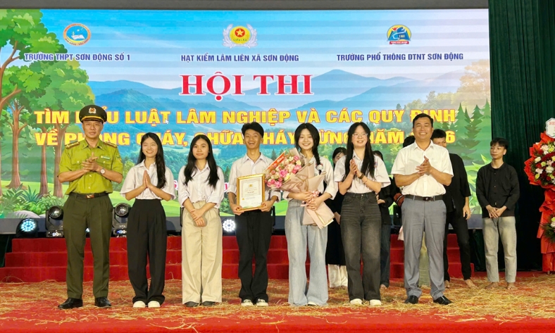  Sân khấu hoá pháp luật, nâng cao ý thức bảo vệ rừng từ học đường