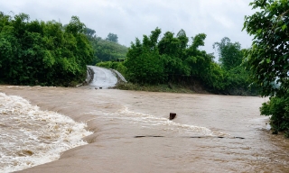 Bắc Ninh: Lũ thượng nguồn bất ngờ đổ về, chia cắt nhiều khu dân cư xã An Lạc