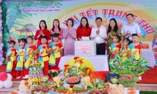 Phó Chủ tịch UBND thành phố Ngô Tân Phượng tặng quà Trung thu tại Trường Mầm non Cảnh Thụy