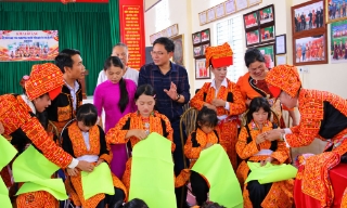 Xã Tuấn Đạo bảo tồn nghề thêu trang phục truyền thống dân tộc Dao Lô Gang