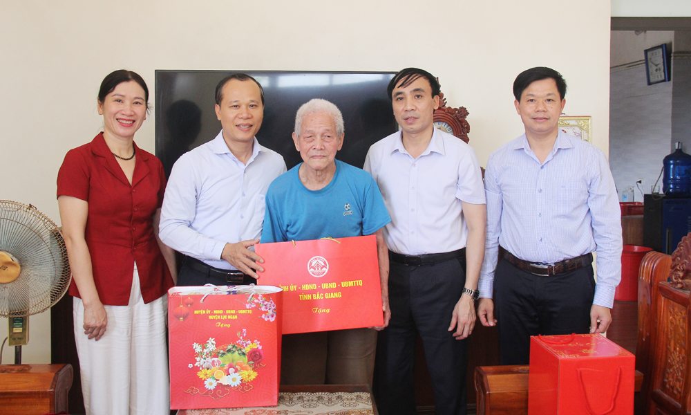 Phó Chủ tịch Thường trực UBND tỉnh Bắc Giang Mai Sơn thăm, tặng quà chiến sĩ cách mạng bị địch bắt tù đày