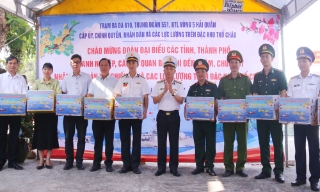 Bộ Tư lệnh Vùng 5 Hải quân tặng quà Tết quân và dân đảo Thổ Chu