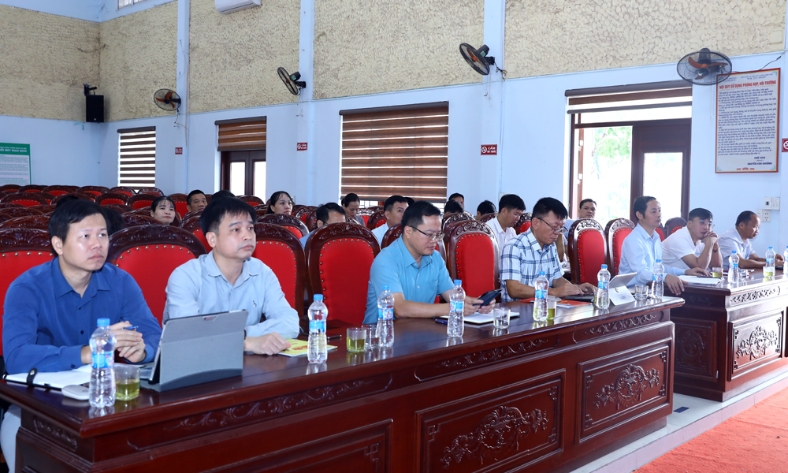  Đảng ủy xã Tiên Lục tổ chức hội nghị chuyên đề "Đảng viên tiên phong học tập kỹ năng số"