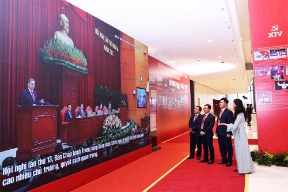 Trưng bày ảnh “Dưới cờ Đảng - Đất nước tiến vào Kỷ nguyên mới” 