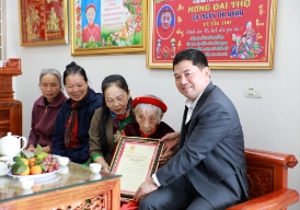 Bí thư Tỉnh ủy Nguyễn Hồng Thái tặng quà Tết tại phường Cảnh Thụy và Yên Dũng