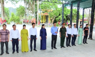 Đoàn đại biểu tỉnh Bắc Ninh dâng hương tưởng niệm các Anh hùng liệt sĩ tại Nghĩa trang liệt sĩ Việt- Lào