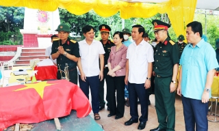 Phó Chủ tịch UBND tỉnh Lê Xuân Lợi kiểm tra công tác lấy mẫu hài cốt liệt sĩ tại xã Tân Chi và Đại Đồng