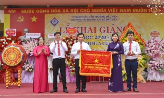 Các đồng chí lãnh đạo tỉnh chúc mừng thầy, cô giáo và học sinh nhân ngày khai trường