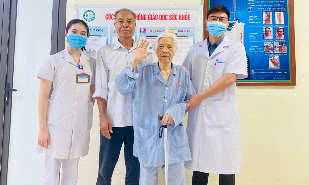 Bắc Giang: Phẫu thuật nội soi cắt viêm ruột thừa cho cụ bà 101 tuổi