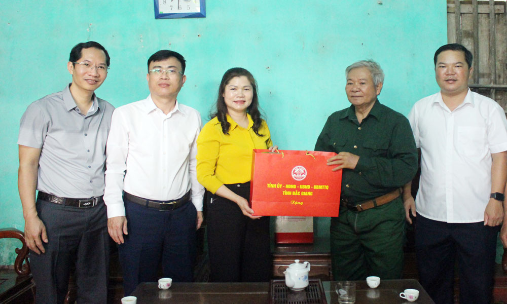 Phó Chủ tịch Thường trực HĐND tỉnh Lâm Thị Hương Thành thăm chiến sĩ cách mạng bị địch bắt tù đày