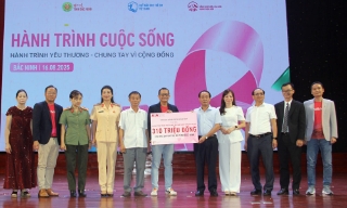 Tặng phương tiện, đồ dùng học tập cho 350 học sinh có hoàn cảnh khó khăn tại tỉnh Bắc Ninh 