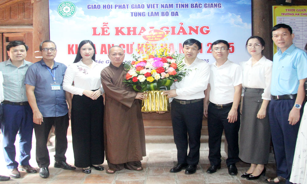 Trưởng Ban Tuyên giáo và Dân vận Tỉnh ủy Nguyễn Đình Lợi thăm, tặng quà nhân lễ Vu Lan tại chùa Bổ Đà