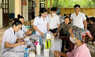 Bắc Ninh: Khám, cấp thuốc miễn phí cho người dân vùng bị ngập lụt