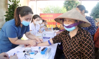 Bắc Ninh: Khám, cấp thuốc và tặng quà cho người dân vùng bị ngập lụt