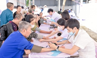 Trường Đại học Y Hà Nội khám, cấp thuốc miễn phí cho người dân xã Bố Hạ