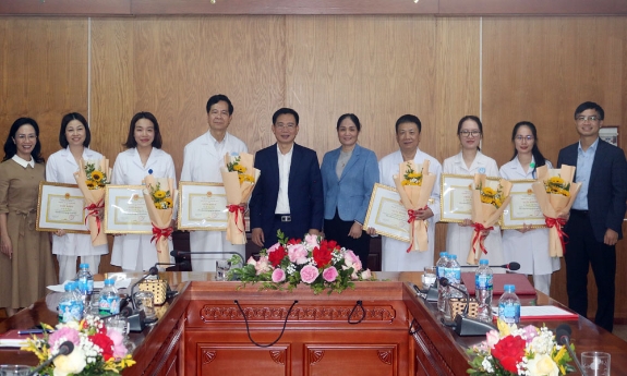 Bắc Ninh: Khen thưởng ê-kíp cấp cứu thành công ca bệnh mắc hội chứng gương hiếm gặp