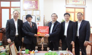 Chủ tịch UBND tỉnh Phạm Hoàng Sơn tặng quà Tết người có công, hộ nghèo tại phường Bắc Giang