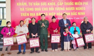 Bệnh viện Quân y 110 khám, cấp thuốc miễn phí cho đối tượng chính sách tại xã Hiệp Hòa