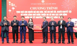 Phó Chủ tịch UBND tỉnh Lê Xuân Lợi tặng quà Tết người có công, hộ nghèo các xã vùng cao