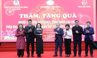 Tặng 500 suất quà Tết cho người có công, hộ nghèo, công nhân lao động hoàn cảnh khó khăn tại xã Sơn Động