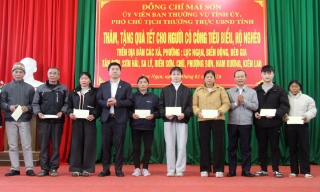 Phó Chủ tịch Thường trực UBND tỉnh Mai Sơn thăm, tặng quà Tết người có công tiêu biểu, hộ nghèo một số địa phương