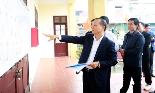 Phó Chủ tịch Thường trực UBND tỉnh Mai Sơn kiểm tra công tác bầu cử tại các phường Trạm Lộ, Mão Điền