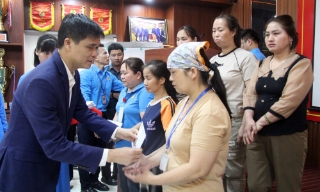 Phó Chủ tịch Tổng Liên đoàn Lao động Việt Nam Ngọ Duy Hiểu tặng quà công nhân Công ty cổ phần Thời trang Hà Thanh