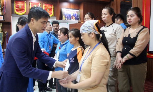 Phó Chủ tịch Tổng Liên đoàn Lao động Việt Nam Ngọ Duy Hiểu tặng quà công nhân Công ty cổ phần Thời trang Hà Thanh