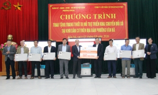 Trao tặng thiết bị hỗ trợ chuyển đổi số cho phường Vân Hà