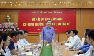 Chủ tịch UBND tỉnh Phạm Hoàng Sơn thăm, động viên các đơn vị trực phục vụ bầu cử