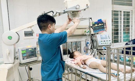 Bé gái 3 tuổi nguy kịch do mắc kẹt cổ vào cổng sắt được cứu sống