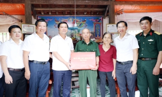 Phó Chủ tịch UBND tỉnh Lê Xuân Lợi thăm, tặng quà người có công tại xã Tây Yên Tử và xã Dương Hưu