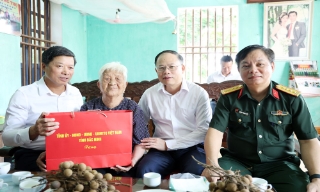 Phó Chủ tịch UBND tỉnh Đào Quang Khải thăm, tặng quà người có công tại xã Yên Thế và Xuân Lương