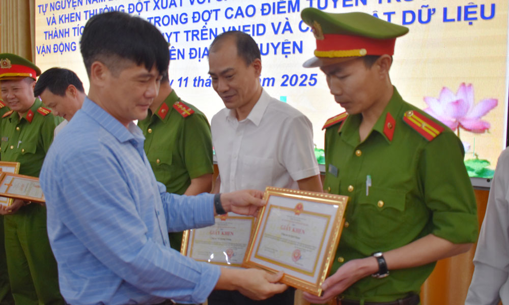 Tân Yên: Khen thưởng cá nhân, tập thể có thành tích trong đợt cao điểm thực hiện Đề án 06.