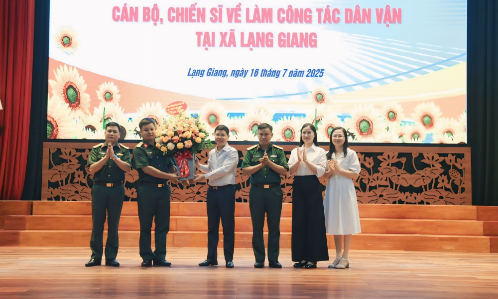  Gặp mặt cán bộ, chiến sĩ quân đội về làm công tác dân vận tại xã Lạng Giang
