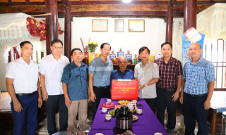 Phó Chủ tịch HĐND tỉnh Nguyễn Anh Tuấn thăm, tặng quà người có công tiêu biểu xã Tuấn Đạo