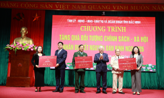 Phó Chủ tịch Thường trực Quốc hội Đỗ Văn Chiến tặng quà gia đình chính sách, hoàn cảnh khó khăn tỉnh Bắc Ninh