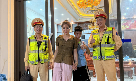 Cảnh sát giao thông Bắc Ninh kịp thời đưa  cháu bé khuyết tật lạc trên cao tốc về gia đình an toàn