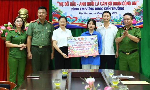 Công an phường Việt Yên nhận đỡ đầu học sinh khó khăn
