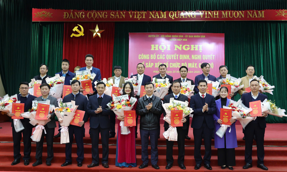 Hiệp Hòa công bố các nghị quyết, quyết định về tổ chức bộ máy, cán bộ