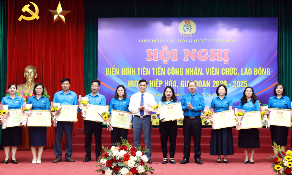 Hiệp Hòa: Tuyên dương các điển hình tiên tiến công nhân viên chức lao động giai đoạn 2020 -2025