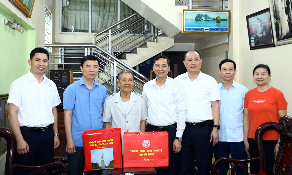 Chủ tịch UBND tỉnh Nguyễn Việt Oanh thăm, tặng quà chiến sĩ bị địch bắt tù đày tại Hiệp Hòa